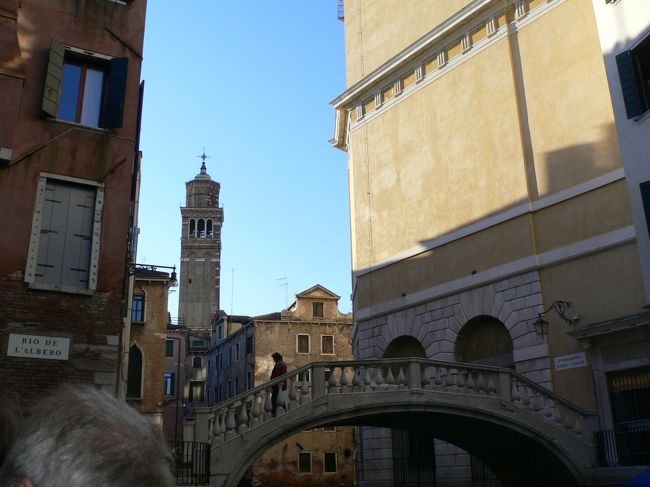 ゴンドラより。日本で事前予約してゴンドラ乗ったのですが、ため息橋をとおらなかったので（グリッティホテル出発で路地裏→カナルグランデなルートです）こだわりのある人は調べてからがお勧めかも。まあ・・・ため息橋が工事中だったので、このルートでもありかな〜と。意外と揺れて怖かったです。大人数での旅行の場合だったら、現地で交渉でもよかったかも・・・と。