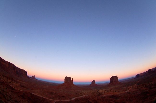 周りにも何人かの観光客が<br />カメラ片手にじっとこの光景を見ていたけど、<br />みんな黙って、<br />この世界にのめり込んでた。