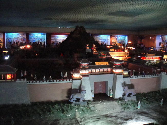 かなり大きく精巧な模型で秦始皇陵を再現しています。