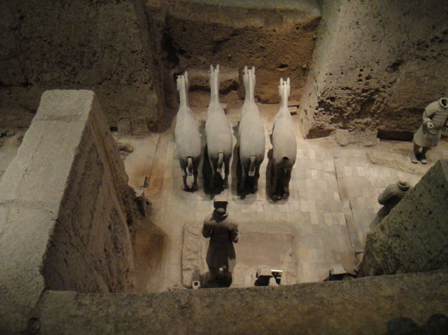 一号坑にはなかった馬像。しかも四頭立てです。