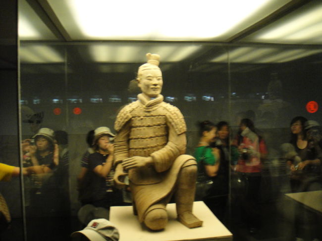 お土産のキーホルダーやチョコレートにもなっている決めポーズの像です。