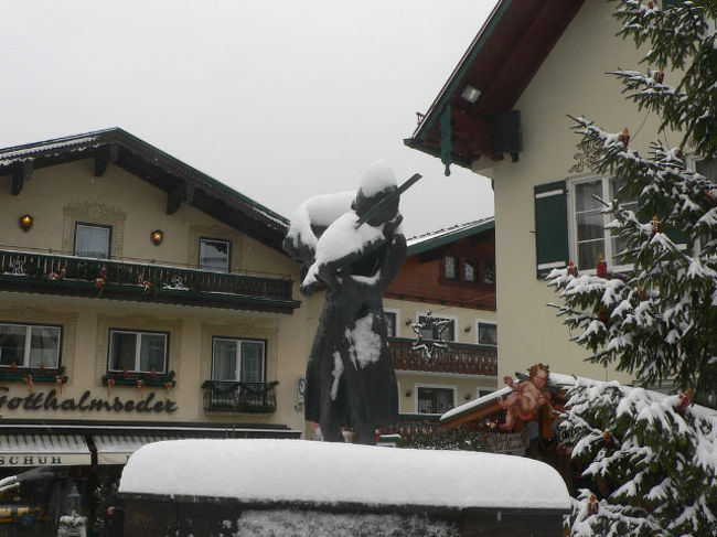 モーツアルトの像も雪をかぶっていて寒そうです。