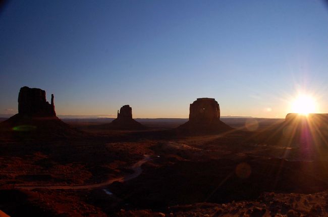 眩しい光が大地に<br /><br />一気に広がっていく