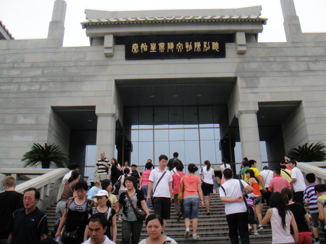 この日は月曜日ですが、かなり多くの見学客が訪れています。