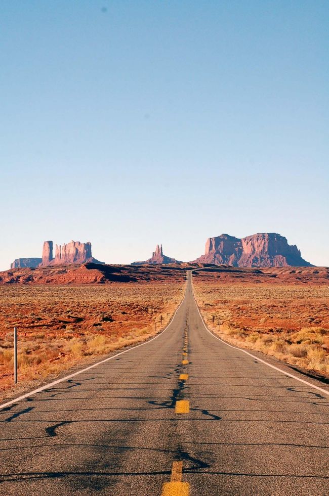 ココはちょっとした撮影ポイントですねー。<br /><br />モニュメントバレーを背中越しに<br />メキシカンハット方面に車を走らせると、<br /><br />ワイルドな道と<br />ワイルドなモニュメントバレーの雄姿が<br /><br />拝めます！<br />