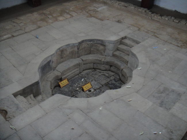 こちらは楊貴妃が入った浴槽だとのことです。けっこう深い浴槽です。