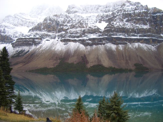 アイスフィールドハイウェイ途中のボウレイク。湖面に映る山並みが美しい。