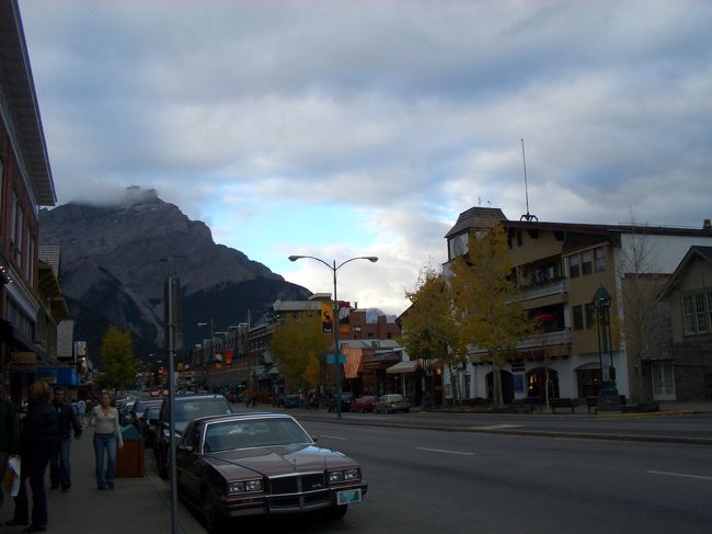 バンフの街並み。<br />小さくてとってもかわいい。<br />宿泊したホテル『インズオブバンフ』の向かいにあるステーキハウスは値段も手ごろでとってもおいしかったですよ。<br />生ビールもあったのでビール好きの方には特におすすめ。