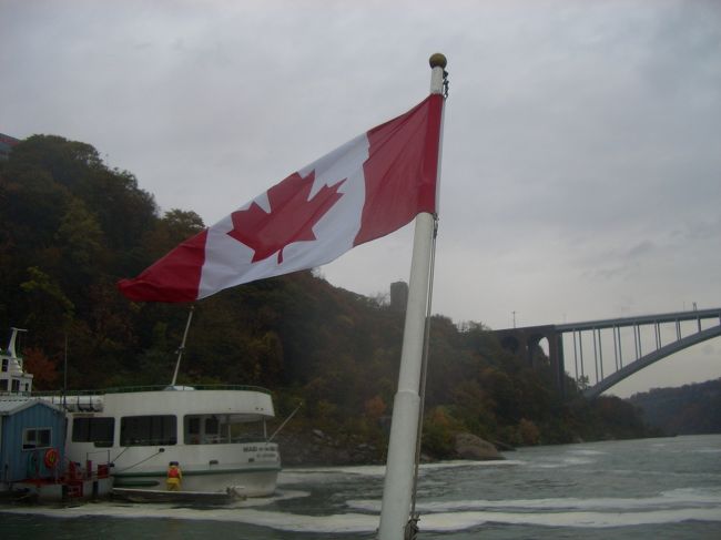 カナダの国旗と紅葉のコラボレーション