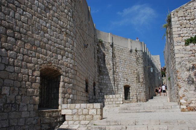 お目当てのカフェ目指し、イグナチオ教会へ続く階段をせっせと上り、教会の裏手に廻ると...