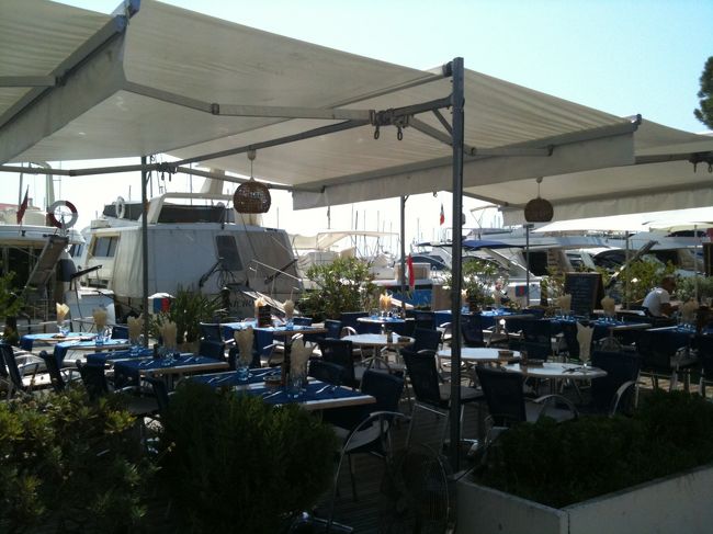 レストランのテラス席越しの、豪華クルーザー。