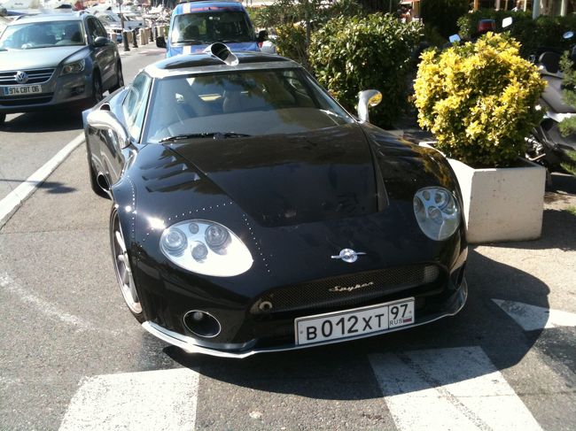 この辺はヨーロッパ中のお金持ちが集まりますので、ランボルギーニやフェラーリは見ない日は有りませんが、このロシアナンバーの車は何？