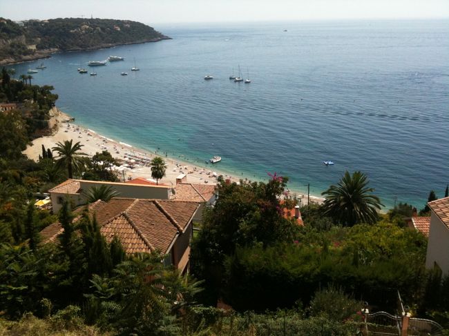 上の写真と反対側の国境cap martin側から下を見たところ。奥の岬を越えるとマントンです。