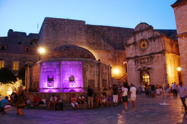 毎日お世話になったオリフリオの大噴水<br /><br />夜はライトアップされています...<br />次々と色が変化するライトアップで、だんな様はどうしてもブルーが撮りたかったらしいのですが、どうしても紫が撮れてしまいます<br /><br />