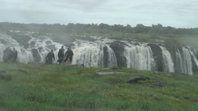 雨が降っているわけではないのですが、水が上から下から降りかかってきます。