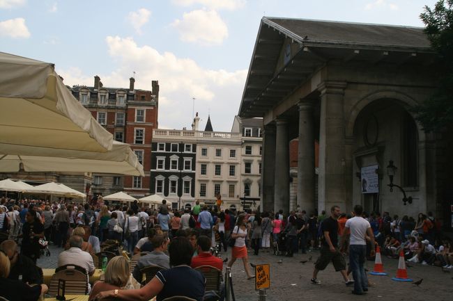 コペントガーデン<br />大道芸人が人気で人が一杯