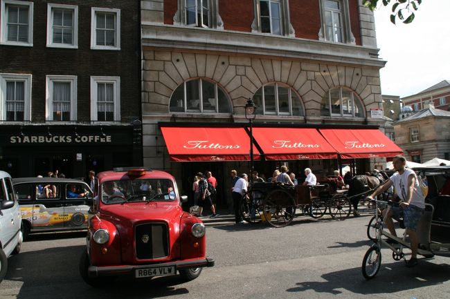 黒タクシーならず、赤タクシー