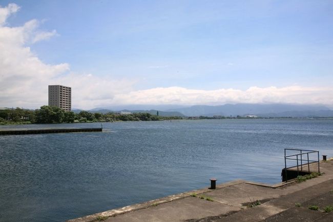 長浜港から見る南東の方角<br /><br />右手遠方に丸い屋根の長浜ドームが望めます。<br />土地勘がないので港の駐車場に車を止め、<br /><br />長浜城址にテクテク、テクシーで移動します。