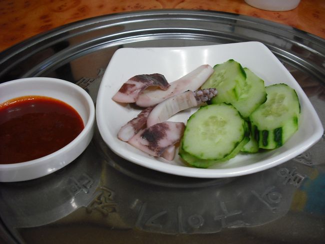 パンチャンの「きゅうりと茹でイカ」<br />左の「チョコチュジャン」をつけて食べる