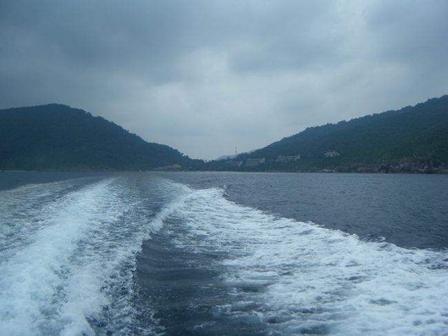 昨日より1時間早く、9時前に集合。<br />昨日と同じ説明を聞いて、9時過ぎに出発です。<br /><br />今朝はあいにく曇っています。<br />が、曇っている方が、魚を良く見えるとの説明を受けました。(←どういう根拠なのだろうか･･･謎です!?)<br /><br />ただ、暑くないのでGoodです。