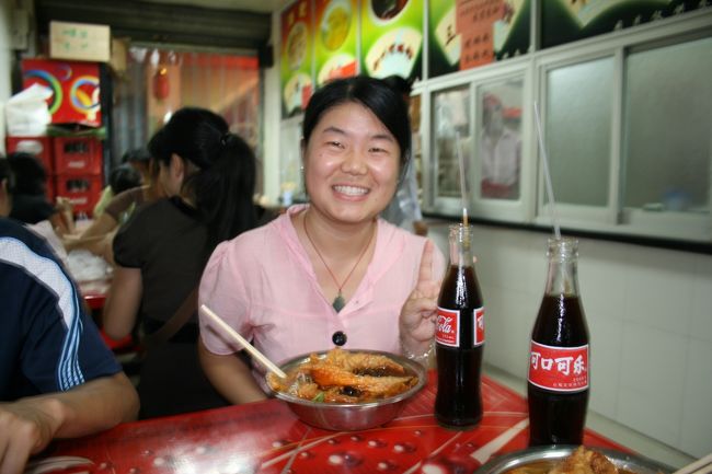 ガイドの秦さんと<br />ツアーの手配を担当してくれた沈さんに<br />激辛ビーフンをご馳走になりました。<br /><br />コシのある麺でおいしかったです。<br />スープは辛いもの好きの私でも、なるほど、ピリピリきました。なかに松の実などのナッツも入っています。麺の上の油揚げのようなものは大きすぎて食べ切れませんでした。<br /><br />写真はAra Chinaの沈さん。<br /><br />