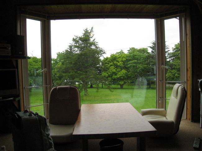 部屋からの眺め<br /><br />木の向こうに露天風呂があります。<br /><br />素敵な宿でした。