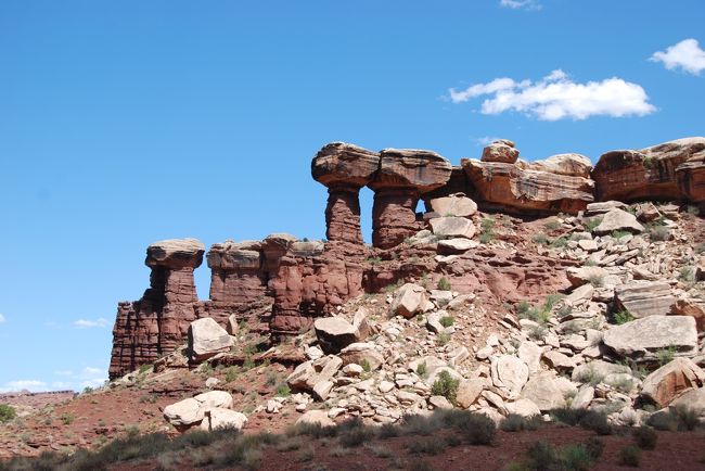 Potash Rd隣の岩。<br /><br /><br />バランスロックみたいに、いつ崩れてもおかしくないような岩が、つらなっていました。