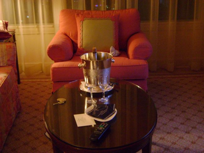 　夜のリビング。オレンジの灯かりが<br /><br />　ロマンティック。　