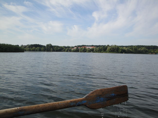 空港で荷物を待つこと30分。50名乗りの小さな飛行機で、なぜこんなに荷物を待つのでしょう。他の乗客は皆荷物を手に出て行ってしまいました。だんだん心配になってきたころ、ようやく私たちのスーツケースが出てきました。なんだか、妙に傷だらけですけど。<br />ま、ロストしなかっただけ、ましと考えましょう。<br />空港の出口では、現地の会社で手配しておいたガイドと運転手さんが待っていてくれました。<br /><br />ブカレストといえば国民の館に農村博物館ですが、本物の農村を回ってきた私たちは国民の館だけに興味があります。<br />しかし、ガイドは一日お願いしてあるので、まずはスナゴブの修道院へと向かいます。ここはブカレスト郊外、湖に浮かぶ小島にある修道院です。<br /><br />島に向かう橋はなく、小さな手漕ぎボートで渡ります。<br /><br />湖の岸辺からガイドさんが電話すると、見習い修道士という少年がボートを漕いでやってきました。<br />ちなみに向こう岸に見えるのはチャウシェスクの元別荘だそうです。