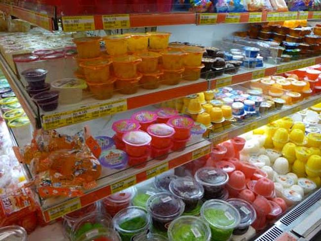 こうゆうデザートコーナーはつい足が止まる…