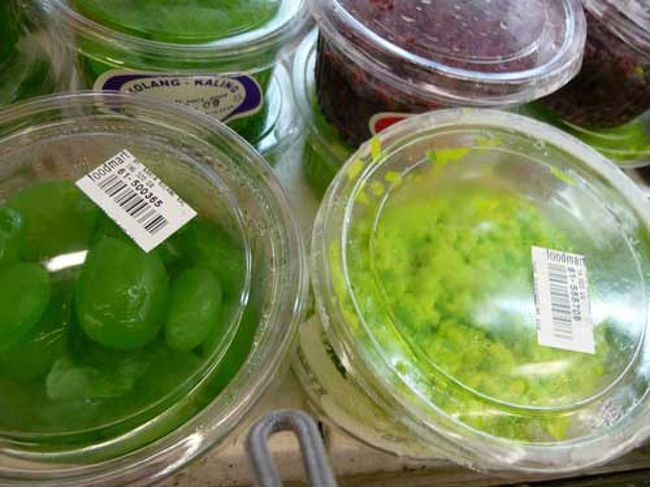 なにやらよくわからないグミのようなデザート。<br />いくら安かろうが危険そうなので見てるだけ…