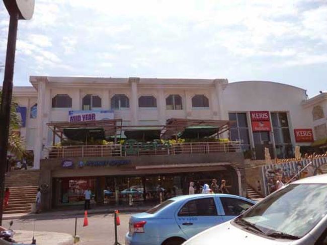 海沿いに偉そうに立っているディスカバリーショッピングモール。<br />そごうとか入っています。