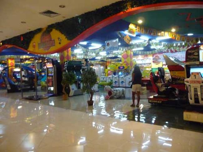 ゲーセン発見。ゲーセンを見ると寄らずにいられない二人。