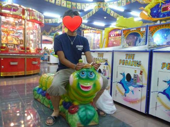 普段クールを気取っている旦那もこの毛虫とは気が合ったようです。