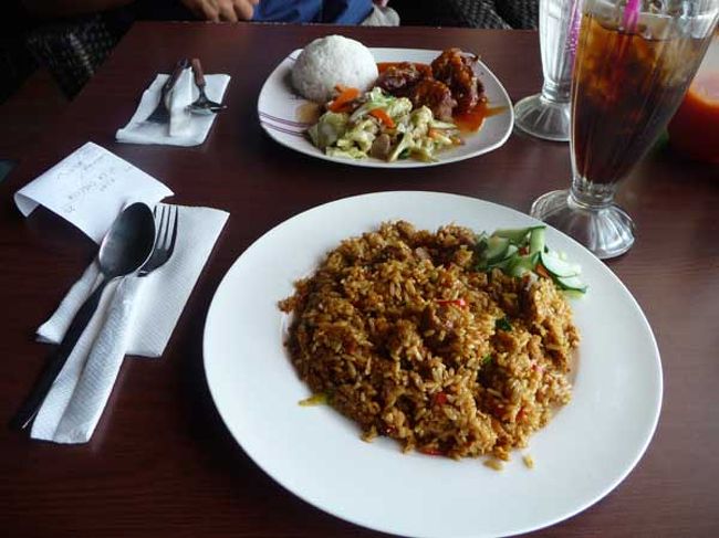 お昼はモールの中のSOLARIAで。<br />バリ滞在中、たくさんナシゴレンを食べたけど、<br />ここのが一番好みだったかも！<br />ソースが濃い目で後引く美味しさ〜。<br />しかも安い！ふたりでRp.57000(約570円)でした。