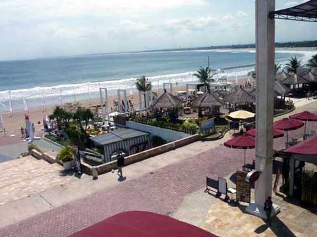 しかも！レストランからはクタの海が一望できて<br />ロケーションも最高なんすよ。<br />夕焼けも綺麗に見えるんだろうな〜。