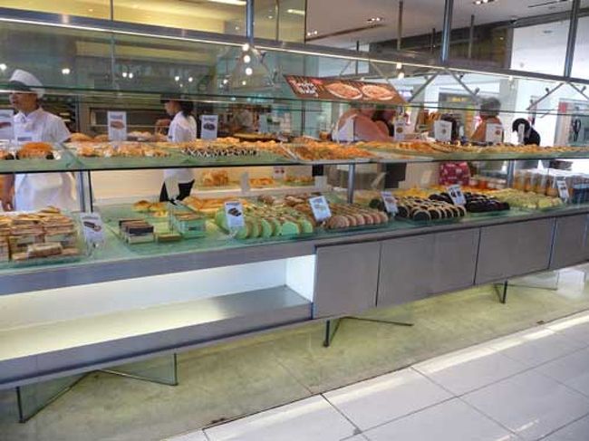 美味しそうなベーカリーも。<br />こんなオシャレなお店があるなんて、バリも進化したものだわ。<br /><br />そういえばクリスピークリームドーナツをバリで激安で食べまくるのを楽しみにしてたんだけど、<br />もう潰れちゃったみたい！<br />結局地元の口には合わなかったらしく、ローカルに愛されないと続かないんだってさ〜。<br />