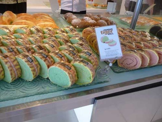 買ってみたいけど満腹だし見てるだけ。<br /><br />暑い国でパンってあんまし食べたいって思わないなぁ。<br />ケーキも安いから沢山食べるぞーとか思ってたけど、<br />一切食べる気おきず。