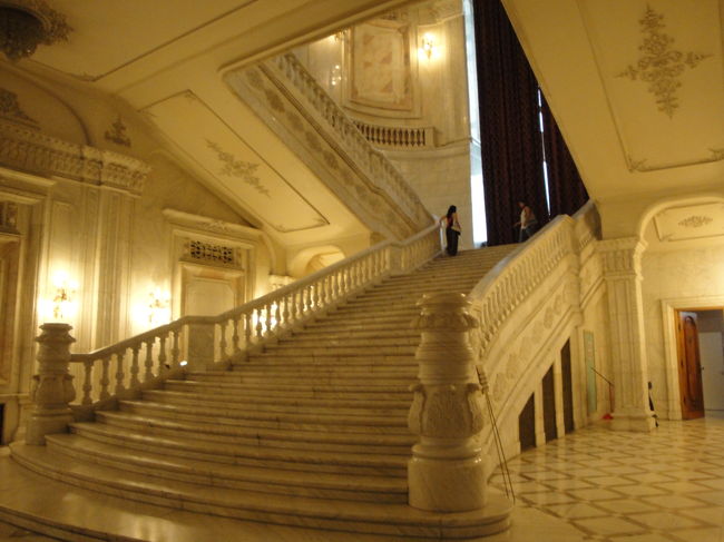 国民の館はすべてチャウシェスクの趣味に合わせて作られたそう。この階段も総大理石ですが、段差がチャウシェスクの歩幅に合うまで、職人は５回も作り直しを命ぜられたとか。革命起きるわけですよ。