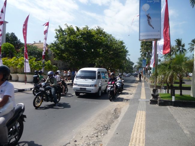 モールを出たらクタからレギャンのほうへ散歩。