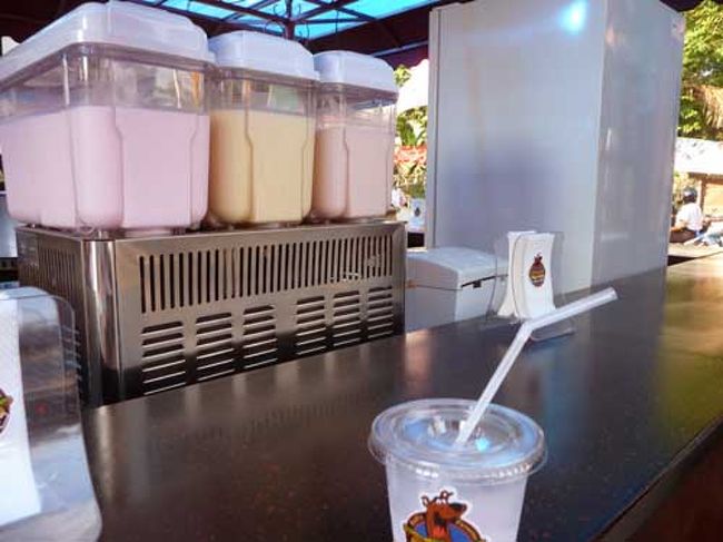 力尽きてタクシーに乗ってスミニャックの方まで行って、<br />ビンタンスーパーマーケットへ。<br />スーパーの前のカフェでヨーグルトドリンクを購入。<br />疲れた身体にしみこむうう