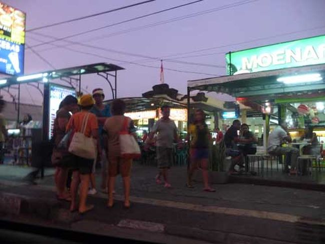 気づけば日も落ち、夕飯どき。<br />クタに戻って海の目の前のフードコートへ。