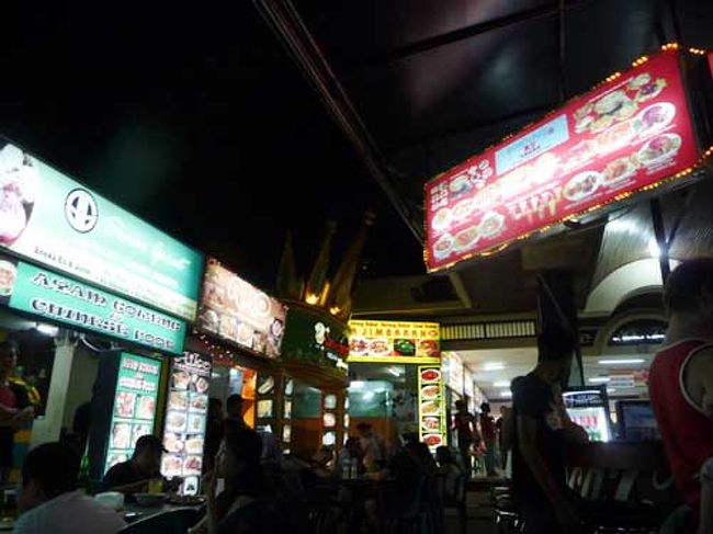 たくさんのお店が呼び込みをしている。<br />｢サカナ、サカナ、エビ！｣とゆう声の中に「チキン！」とゆう声を聞いたのでチキンの店へ。<br />といってもどこの店もたいがい同じようなメニューである。