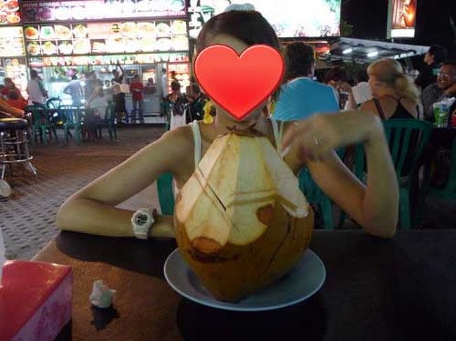 ココナッツジュースを頼んだらこんなのが来た。<br />周りの席の人が「それいくら？」と聞いてくるほど、でかい。<br />ちなみにRP.18000(180円)<br /><br />この後、とりたてて美味しくは無い料理が次々と運ばれてくるけど、<br />バリの若者２人がうちらと合流して４人でずっと喋っていたため写真撮る暇なし。<br />