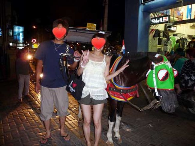 ポピーズ→クタスクエア→海岸をぐるーっと周って15分くらいでホテルに到着。<br /><br />お馬たんと記念撮影。ありがと〜。達者で暮らせよ〜