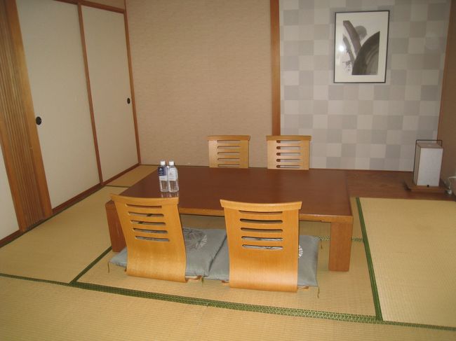 和洋室４-５名での利用が可能な部屋<br />この和室が家族でトランプをするには最高だった<br />やはり、皆でお茶を飲んだり、落ち着いたり出来る場所は便利だ