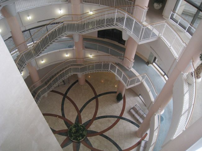 エレベーターから下を眺める<br />ゴルフ練習場、スパ、大浴場、リラクゼーションルーム、フィットネスセンターetc.,<br />