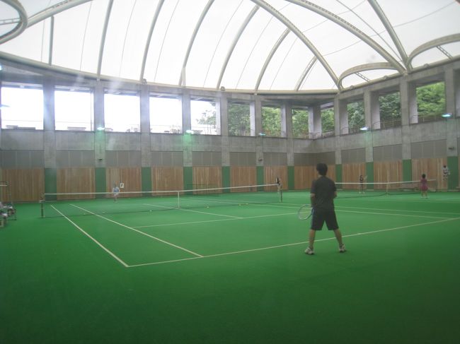 室内のテニスコート<br />卓球台もある