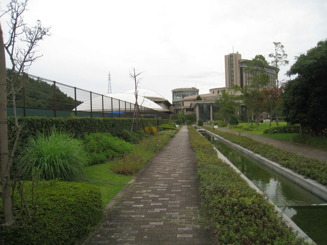 左側にはテニスコートが４面ある