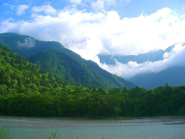 雲で隠れてますので解説をしましょう<br /><br />丁度右端部に前穂高岳（３０９０M）<br />そこから吊尾根が上下の雲の間からチラッと見えてますが、再び真ん中の雲に隠れた所には奥穂高岳（３１９０M）が・・そして左端の山の奥側にはこれまた西穂高岳（２９０９M）が・・結局肝心な穂高連峰３ヶ所が見事なまでに隠れていました。